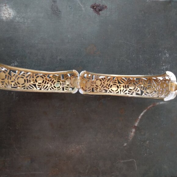 Vintage Bangle Bracelet Hinged Floral Openwork Painted White Pastel Gold Tone - Picture 5 of 13